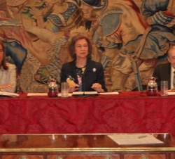 Su Majestad la Reina junto a la ministra de Sanidad, Servicios Sociales e Igualdad, Ana Mato y el presidente de la FAD, José Ángel Sánchez Asiaín, en 